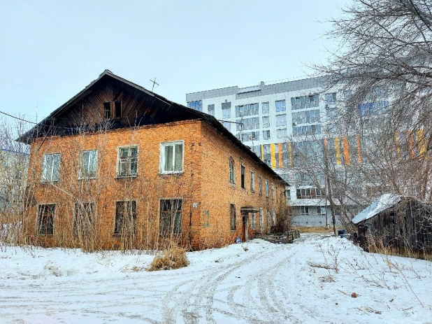 Аварийный дом на ул. Северо-Западная, 11 и его окрестности.