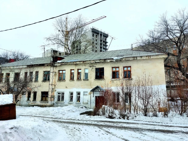 Аварийный дом на ул. Северо-Западная, 11 и его окрестности.