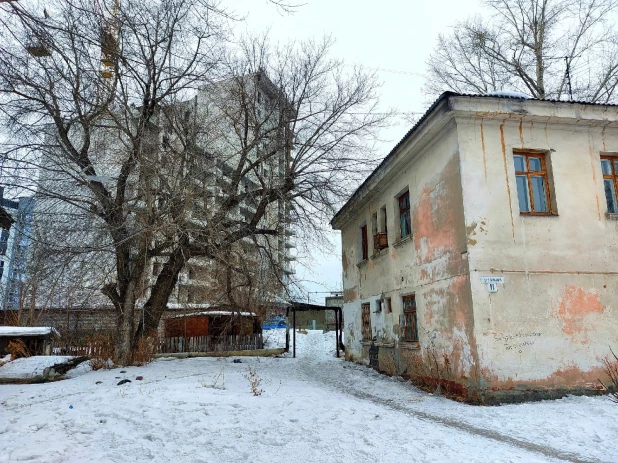 Аварийный дом на ул. Северо-Западная, 11 и его окрестности.