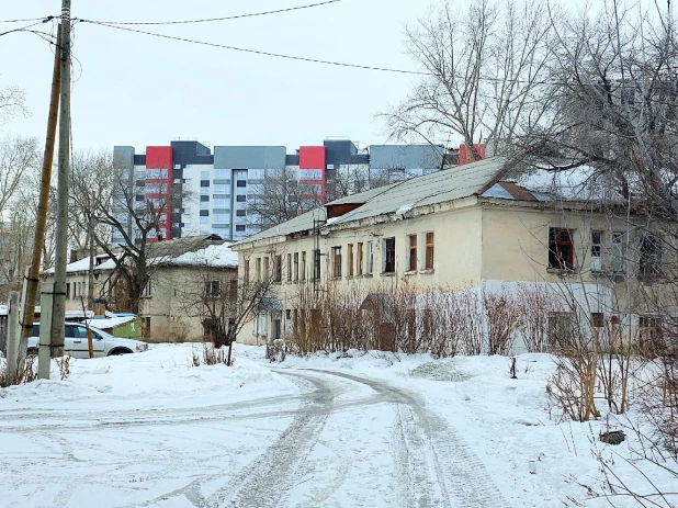 Аварийный дом на ул. Северо-Западная, 11 и его окрестности.