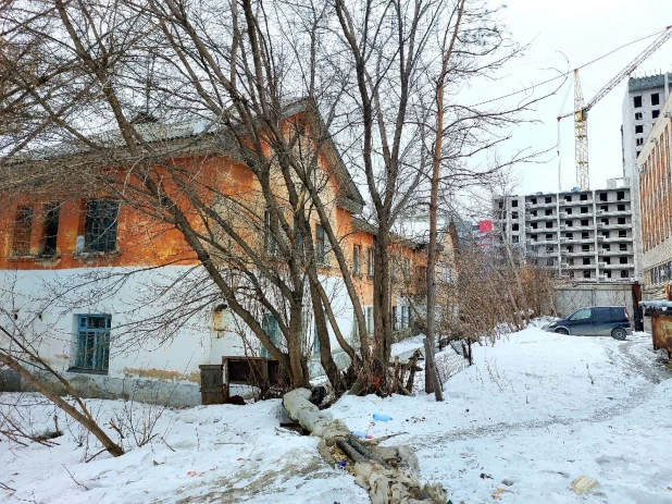 Аварийный дом на ул. Северо-Западная, 11 и его окрестности.