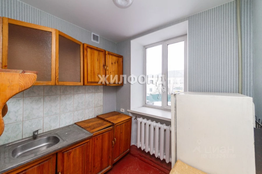 В Барнауле почти за 2 млн рублей продается однокомнатная квартира с багрово-фиолетовым интерьером.