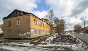 В Барнауле почти за 2 млн рублей продается однокомнатная квартира с багрово-фиолетовым интерьером.