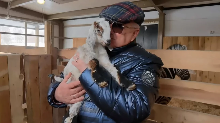 Директор Барнаульского зоопарка Сергей Писарев и козочка.