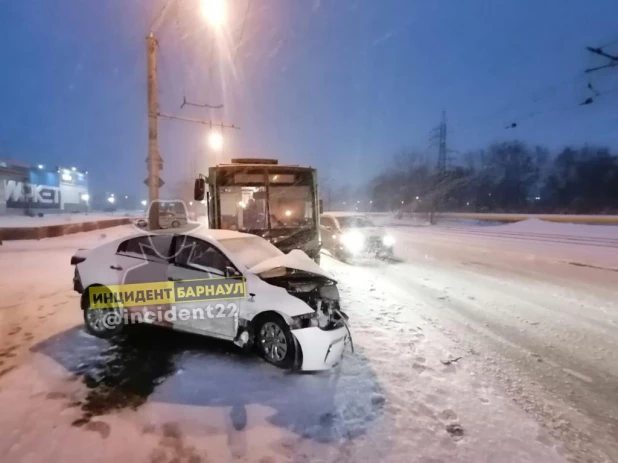 В Барнауле произошло ДТП с участием двух автомобилей и троллейбуса.