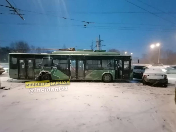 В Барнауле произошло ДТП с участием двух автомобилей и троллейбуса.