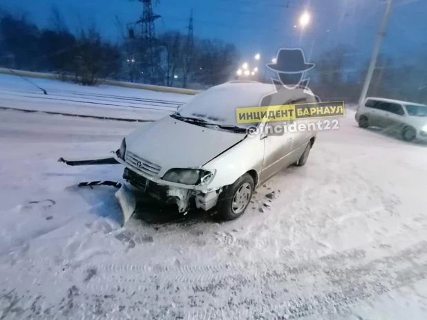 В Барнауле произошло ДТП с участием двух автомобилей и троллейбуса.