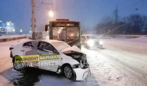 В Барнауле произошло ДТП с участием двух автомобилей и троллейбуса.