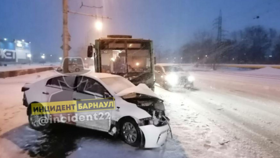 В Барнауле произошло ДТП с участием двух автомобилей и троллейбуса.