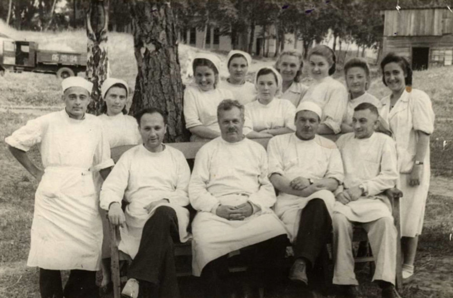 Коллектив хирургического отделения в 1940-е годы.