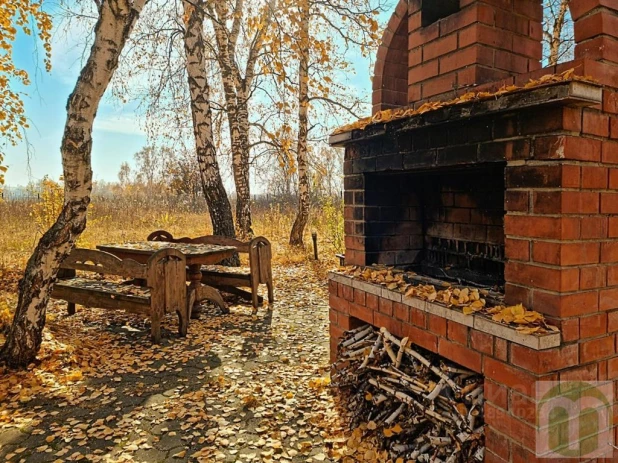 В пригороде Барнауле за 10 млн рублей продается поместье в стиле кантри.