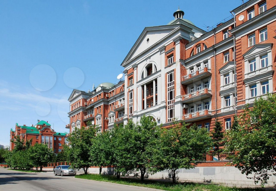 В доме на пр. Социалистический, 38 продается четырехкомнатная квартира за 35 млн рублей.
