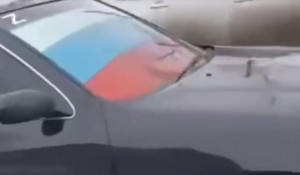 В Бийске в ДТП попала машина флагом РФ на лобовом стекле.