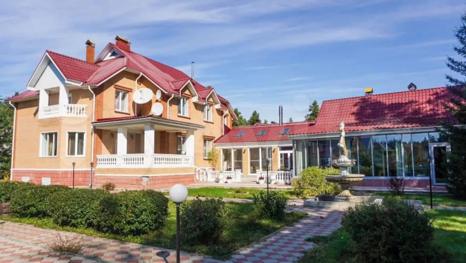 В пригороде Барнаула за 55 млн рублей продается особняк с перспективой открыть ферму.