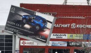 Ветер развернул билборд в Барнауле.