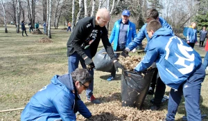 Барнаульские единороссы наводят порядок на площади Победы в апреле 2021 года.