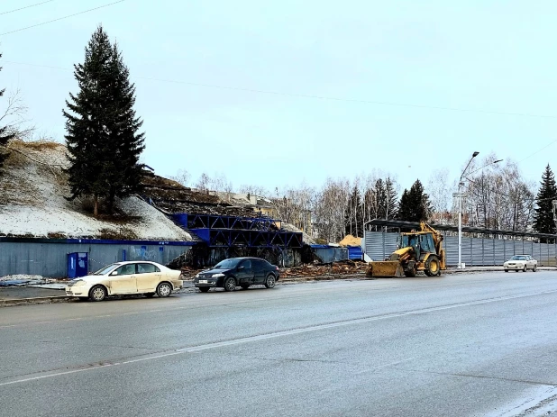 Снос баков на пл. Сахарова в Барнауле. Март 2022 года.