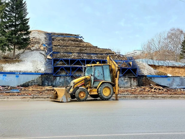 Снос баков на пл. Сахарова в Барнауле. Март 2022 года.