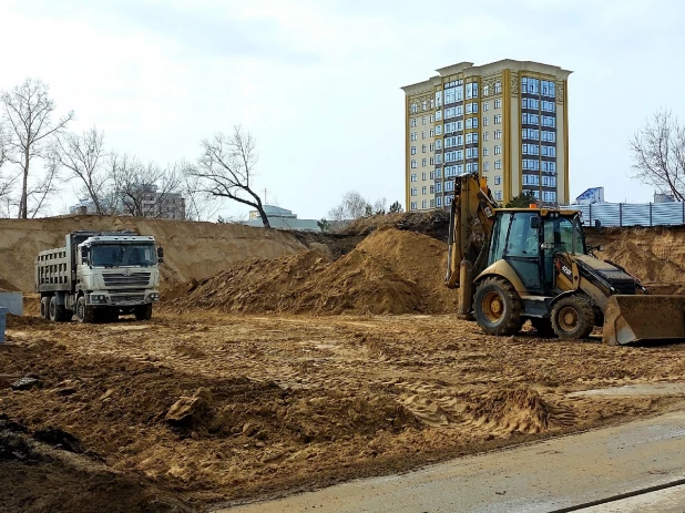 Снос баков на пл. Сахарова в Барнауле. Март 2022 года.