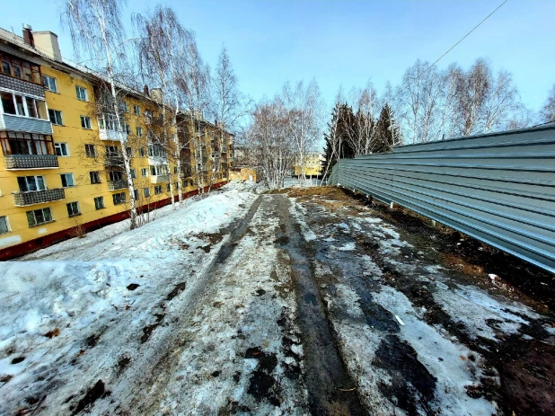 Снос баков на пл. Сахарова в Барнауле. Март 2022 года.