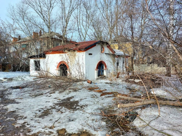 Снос баков на пл. Сахарова в Барнауле. Март 2022 года.