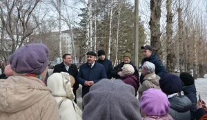 Барнаульцы с главой Ленинского района Александром Михалдыкиным и депутатом Гордумы Дмитрием Абалымовым.