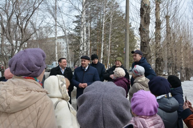 Барнаульцы с главой Ленинского района Александром Михалдыкиным и депутатом Гордумы Дмитрием Абалымовым.