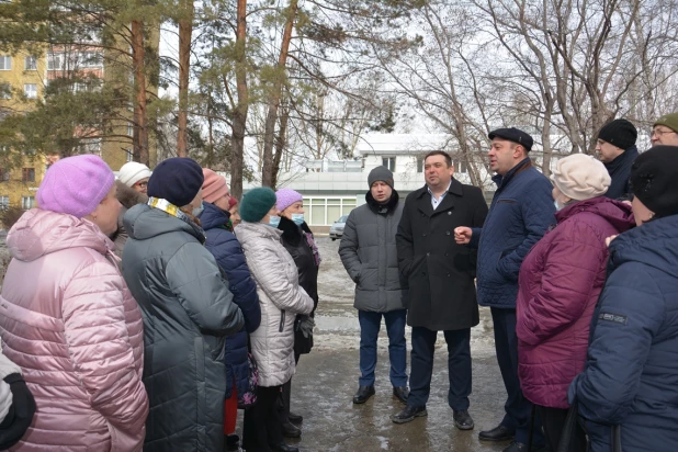 Барнаульцы с главой Ленинского района Александром Михалдыкиным и депутатом Гордумы Дмитрием Абалымовым.