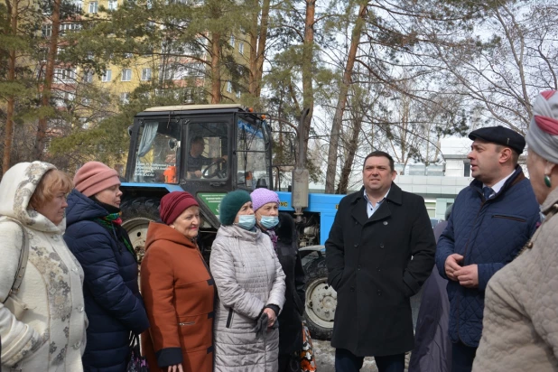 Барнаульцы с главой Ленинского района Александром Михалдыкиным и депутатом Гордумы Дмитрием Абалымовым.