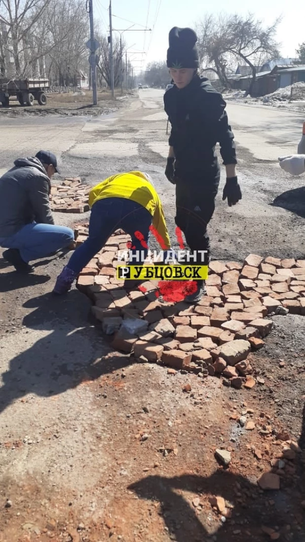 В Рубцовске жители починили дорогу.