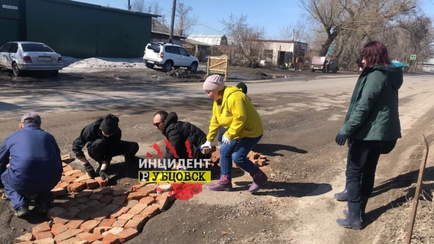 В Рубцовске жители починили дорогу.