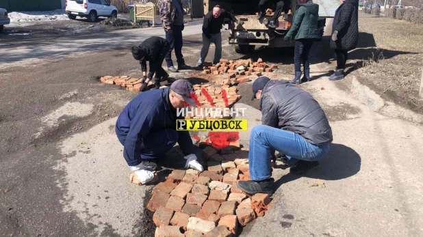 В Рубцовске жители починили дорогу.