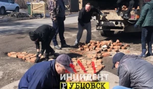 В Рубцовске жители починили дорогу.