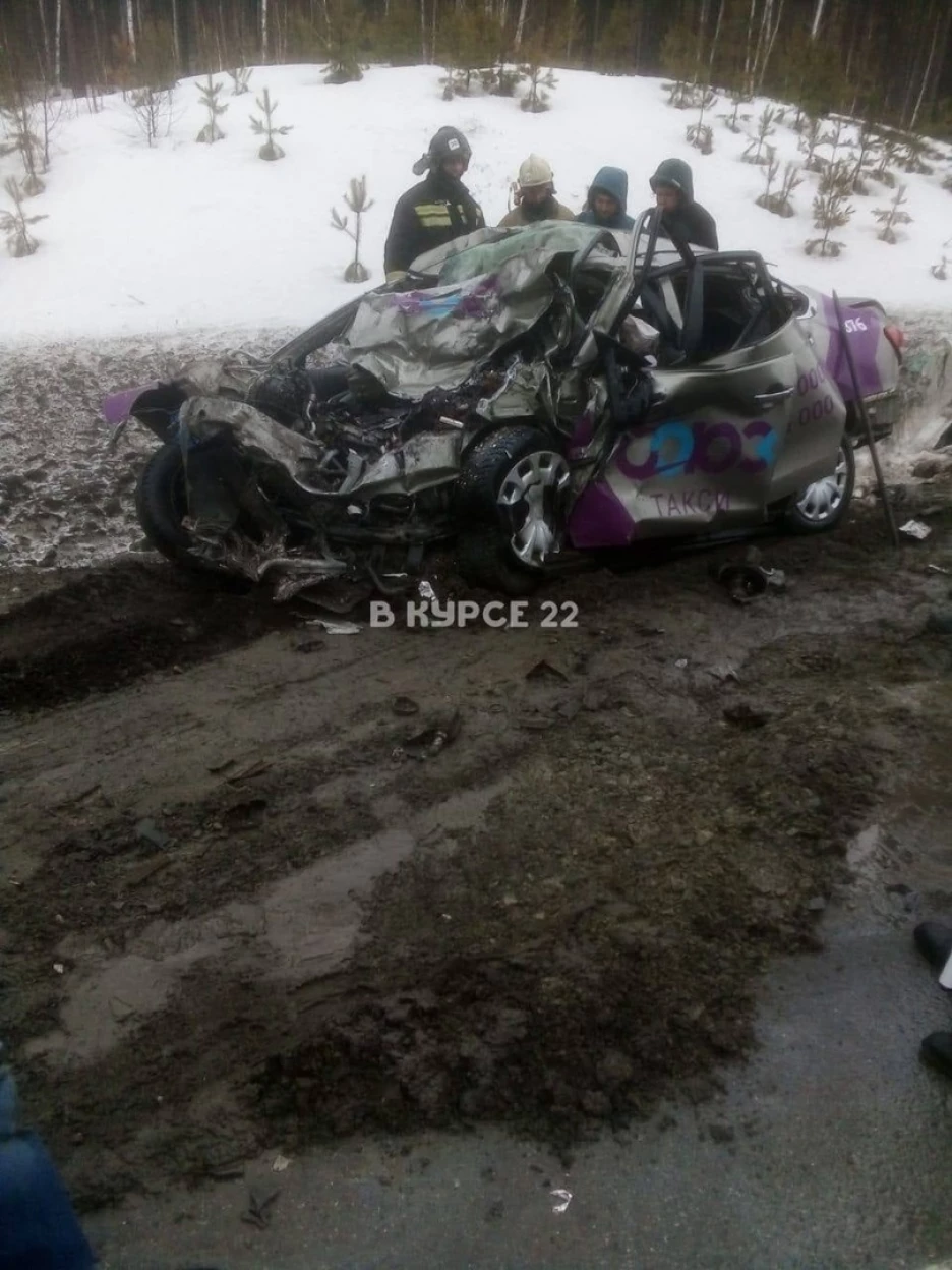 Три человека погибли в такси, вылетев на встречку на трассе 