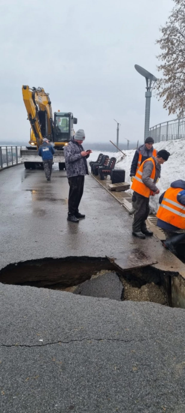 В Нагорном парке устраняют повреждения на террасе.