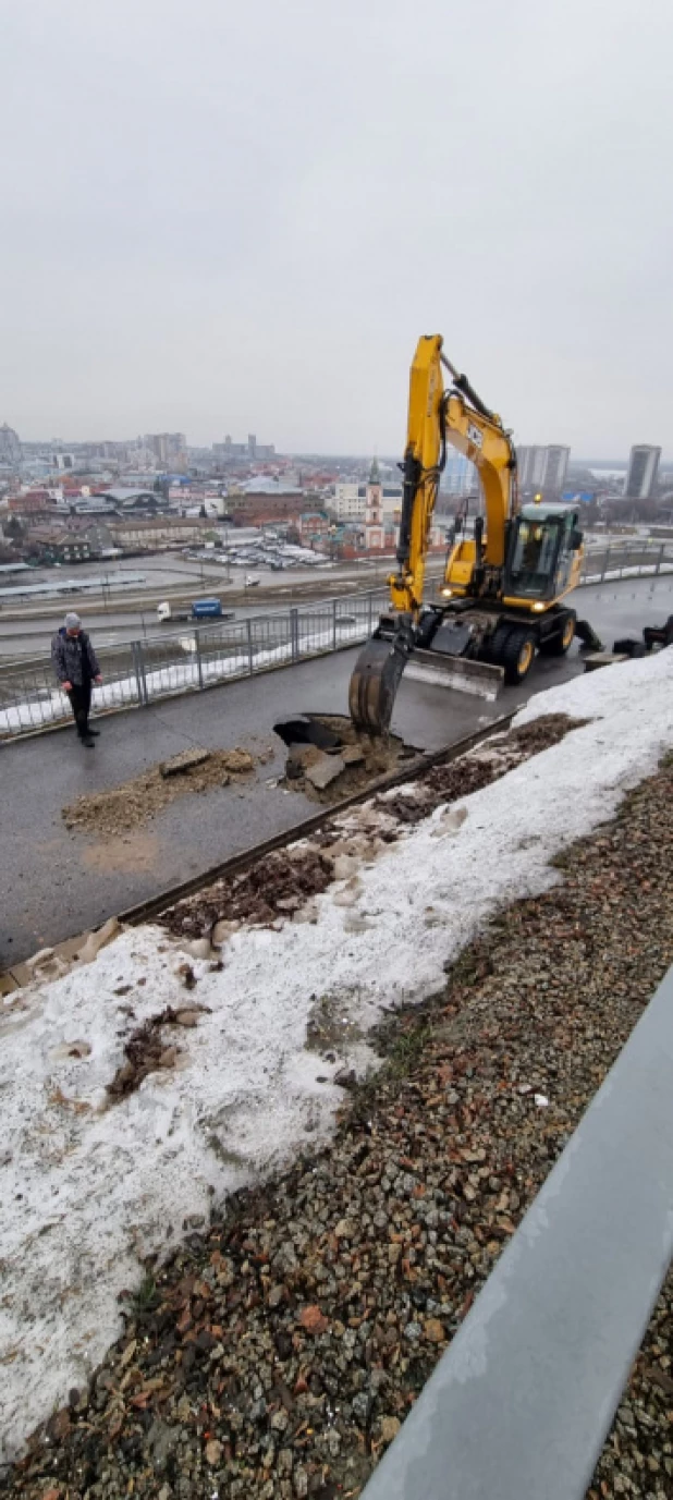 В Нагорном парке устраняют повреждения на террасе.