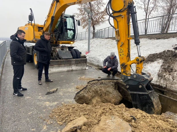 В Нагорном парке устраняют повреждения на террасе.