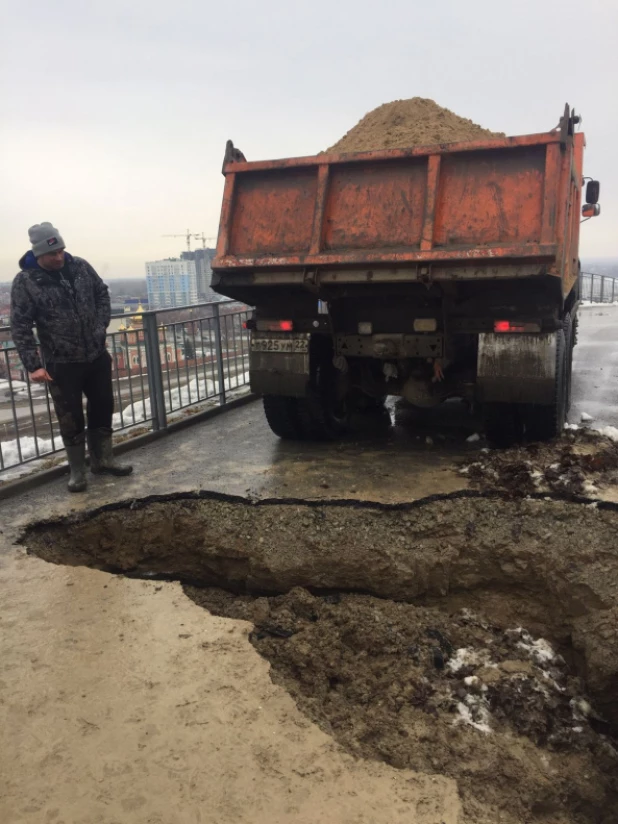 В Нагорном парке устраняют повреждения на террасе.