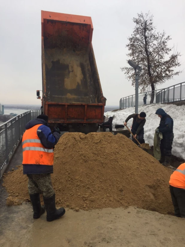 В Нагорном парке устраняют повреждения на террасе.