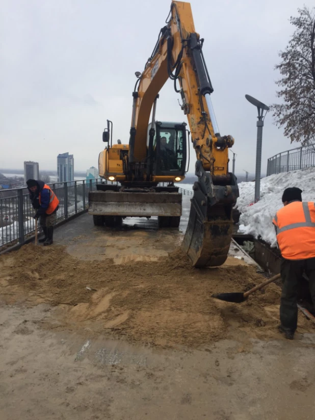 В Нагорном парке устраняют повреждения на террасе.