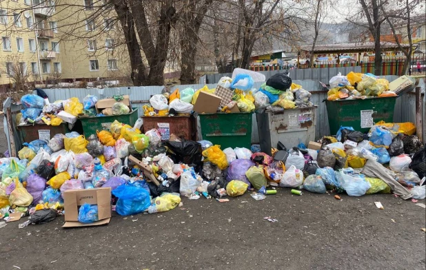 Переполненные мусорные баки.