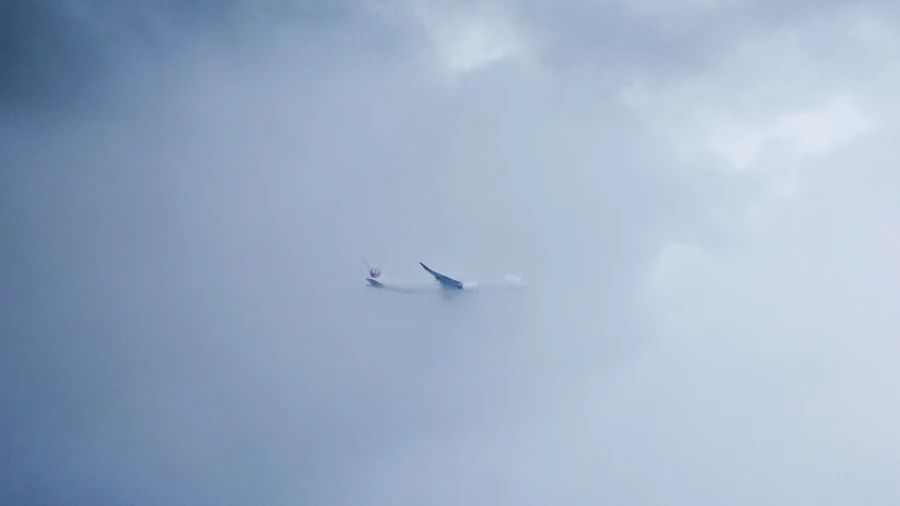 Самолет в небе. Авиасообщение. Туман.