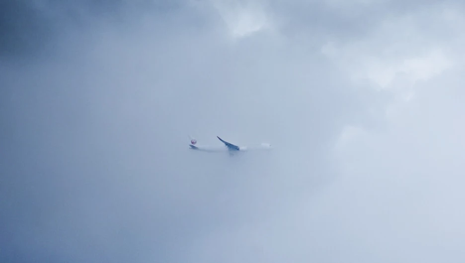 Самолет в небе. Авиасообщение. Туман.