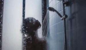 Девушка принимает душ.
