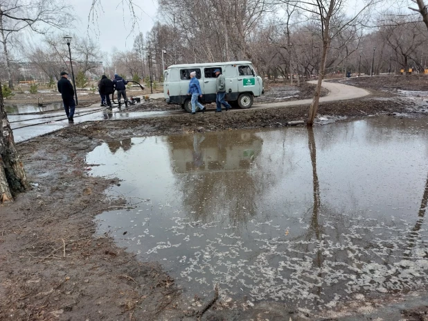 В Барнауле затопило Мизюлинскую рощу.