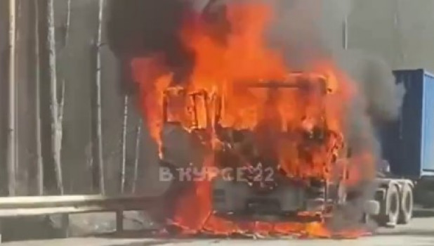 В Барнауле фура сгорела на шоссе Ленточный бор.
