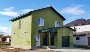 В пригороде Барнаула почти за 6 млн рублей продается "изумрудный" дом в минималистическом стиле.