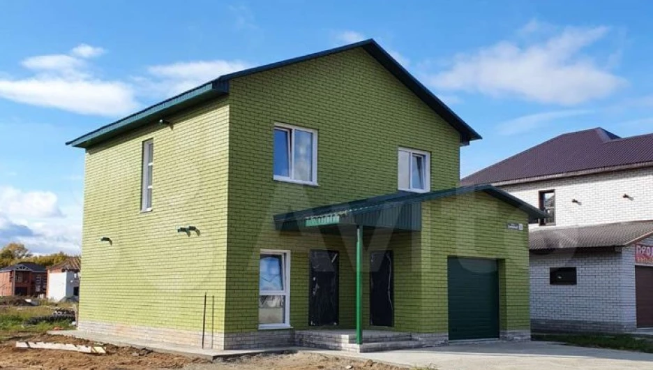 В пригороде Барнаула почти за 6 млн рублей продается "изумрудный" дом в минималистическом стиле.