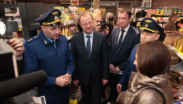 Виктор Томенко, Дмитрий Демешин и Антон Герман в магазине.