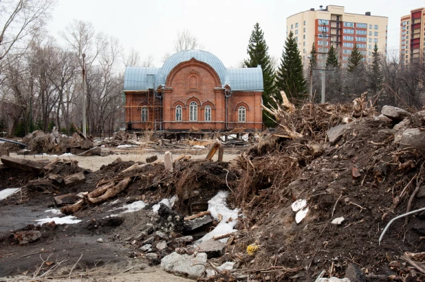 Православный храм в парке "Изумрудный", где располагался барнаульский планетарий.